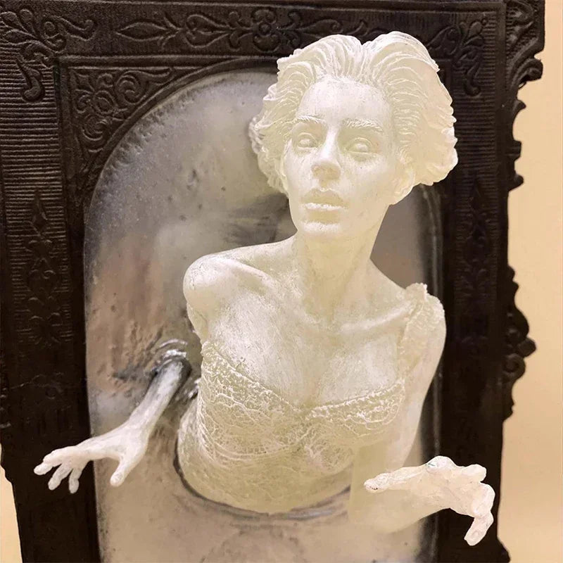 Resin Devil's Hand Wall Decoration Gohtic Ghost in The Mirror Luminous Crafts Spooky Props Home Photo Frame Decor Hallowee Gifts