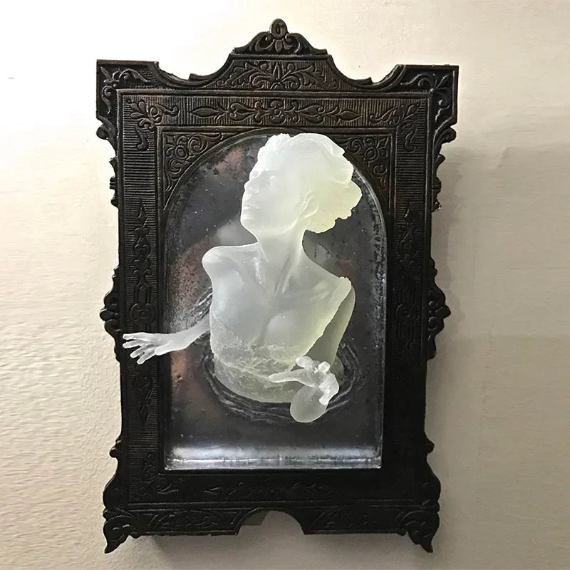 Resin Devil's Hand Wall Decoration Gohtic Ghost in The Mirror Luminous Crafts Spooky Props Home Photo Frame Decor Hallowee Gifts